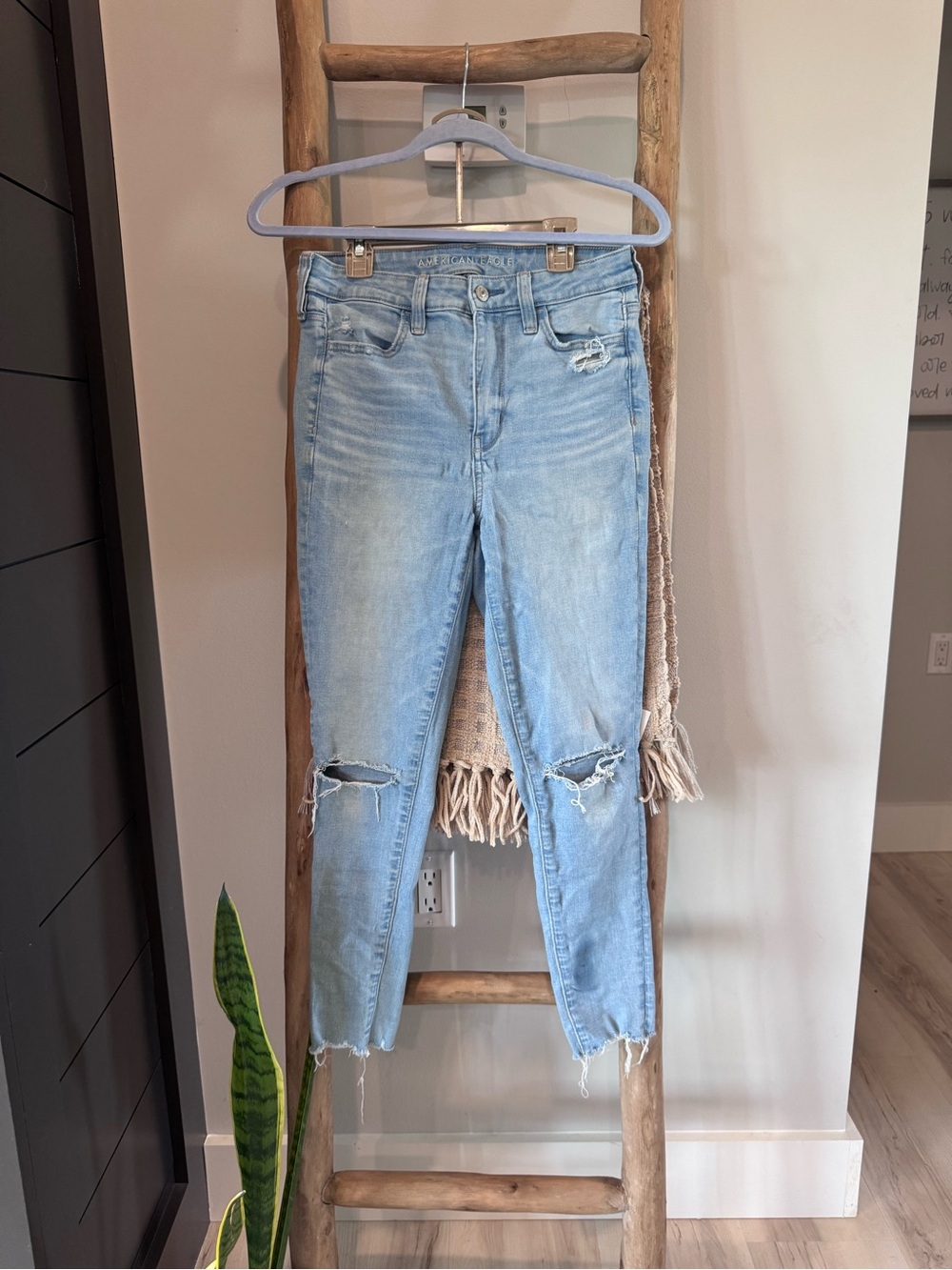American Eagle Outfitters Light Blue Distressed Ankle Jeans size 4